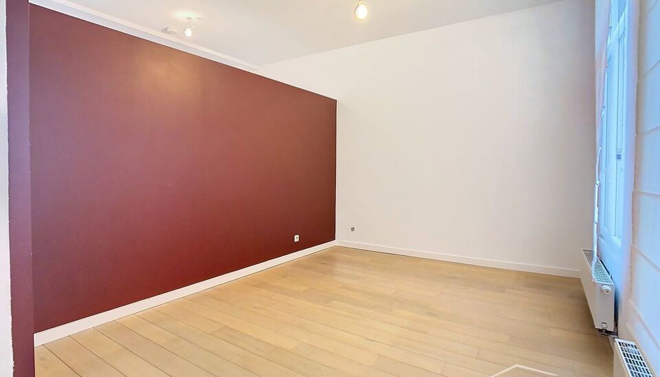 Een goed gelegen appartement op de eerste verdieping, gelegen in een rustige straat nabij het stadspark. De ruime woonkamer (ca.30 m&sup2;), voorzien van een plankenvloer, biedt een aangename leefruimte met een erker van circa 1 m&sup2; aan de voorzijde, perfect 