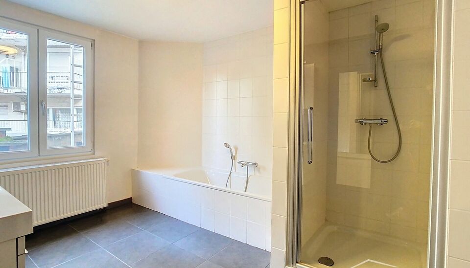 Een goed gelegen appartement op de eerste verdieping, gelegen in een rustige straat nabij het stadspark. De ruime woonkamer (ca.30 m&sup2;), voorzien van een plankenvloer, biedt een aangename leefruimte met een erker van circa 1 m&sup2; aan de voorzijde, perfect 