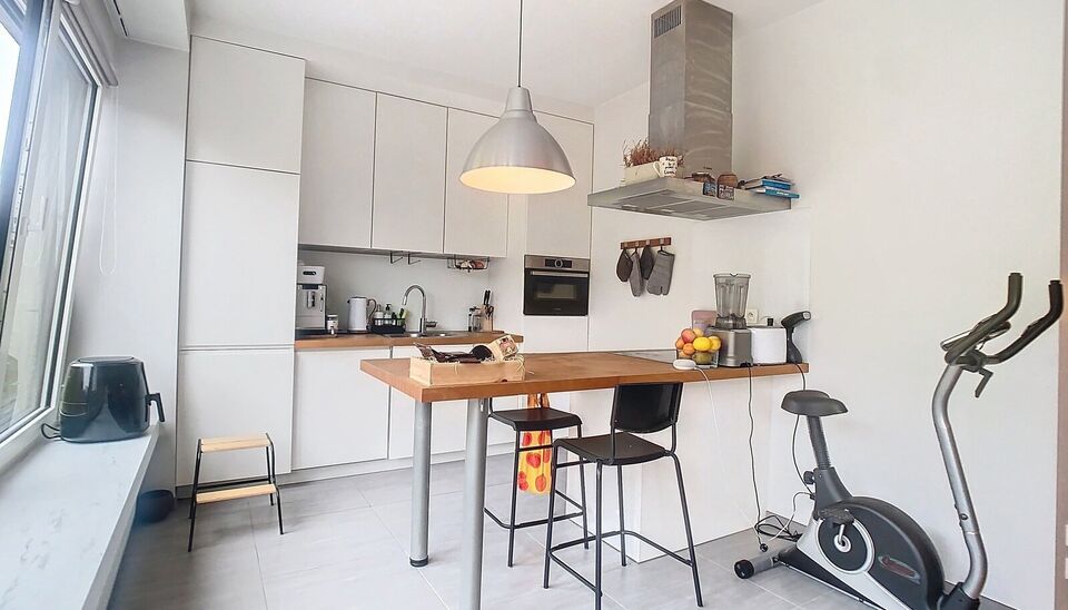 Stijlvol  appartement (ca.80 m²) met uitzicht op het Leeuwerikpark, nabij de invalswegen en autostrade. Inkomhal met vestiaire, ruime woon- en eetkamer (ca. 32 m²) op parketvloer. Half-open geïnstalleerde keuken voorzien van keramische kookplaat, dampk