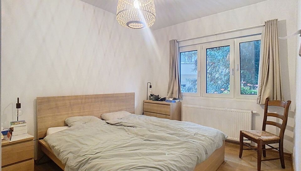 Stijlvol  appartement (ca.80 m²) met uitzicht op het Leeuwerikpark, nabij de invalswegen en autostrade. Inkomhal met vestiaire, ruime woon- en eetkamer (ca. 32 m²) op parketvloer. Half-open geïnstalleerde keuken voorzien van keramische kookplaat, dampk