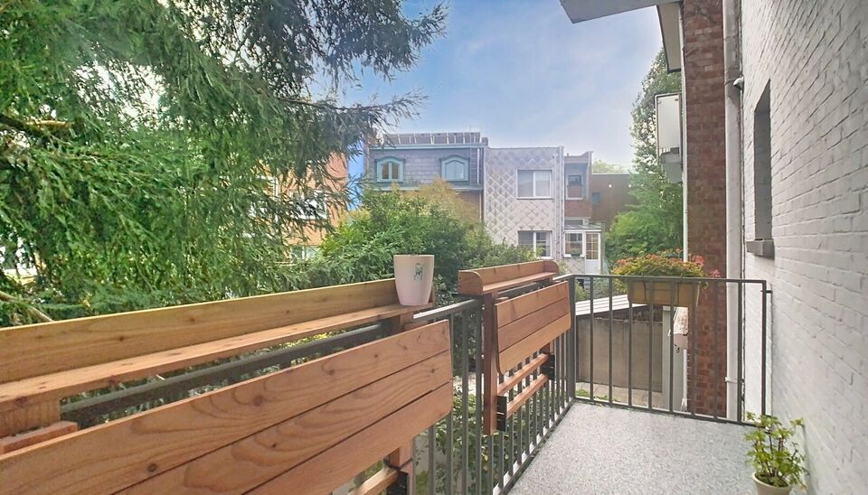 Stijlvol  appartement (ca.80 m²) met uitzicht op het Leeuwerikpark, nabij de invalswegen en autostrade. Inkomhal met vestiaire, ruime woon- en eetkamer (ca. 32 m²) op parketvloer. Half-open geïnstalleerde keuken voorzien van keramische kookplaat, dampk