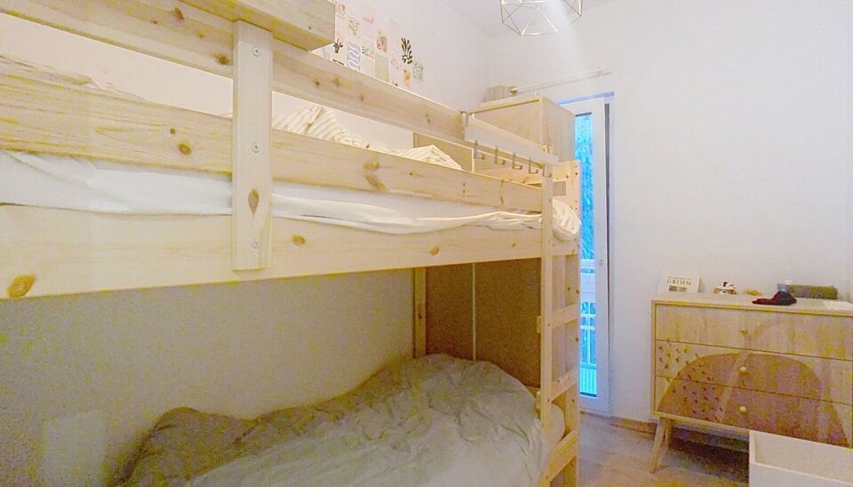 Stijlvol  appartement (ca.80 m²) met uitzicht op het Leeuwerikpark, nabij de invalswegen en autostrade. Inkomhal met vestiaire, ruime woon- en eetkamer (ca. 32 m²) op parketvloer. Half-open geïnstalleerde keuken voorzien van keramische kookplaat, dampk