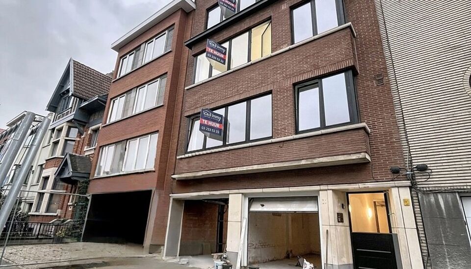 Op de tweede verdieping van een recent gerenoveerd gebouw bevindt zich dit volledig vernieuwde appartement met een zonnig terras van ca. 5m². De ligging is ideaal: vlak bij Pulhof, de Universiteit Antwerpen en alle belangrijke invalswegen.
De oplevering 