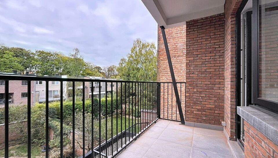 Op de tweede verdieping van een recent gerenoveerd gebouw bevindt zich dit volledig vernieuwde appartement met een zonnig terras van ca. 5m². De ligging is ideaal: vlak bij Pulhof, de Universiteit Antwerpen en alle belangrijke invalswegen.
De oplevering 