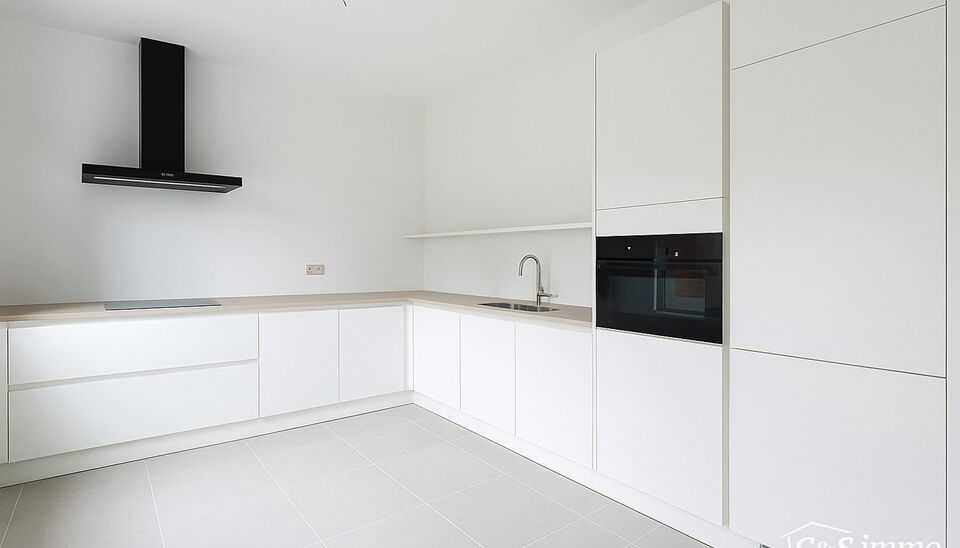 Op de derde verdieping van een recent gerenoveerd gebouw bevindt zich dit volledig vernieuwde appartement met een zonnig terras van ca. 5m². De ligging is ideaal: vlak bij Pulhof, de Universiteit Antwerpen en alle belangrijke invalswegen.
De oplevering i