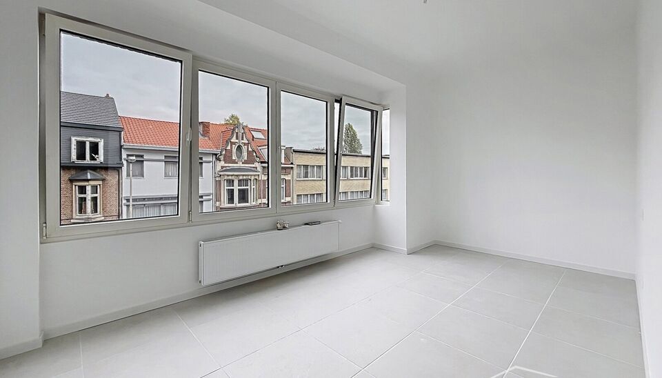 Op de derde verdieping van een recent gerenoveerd gebouw bevindt zich dit volledig vernieuwde appartement met een zonnig terras van ca. 5m². De ligging is ideaal: vlak bij Pulhof, de Universiteit Antwerpen en alle belangrijke invalswegen.
De oplevering i