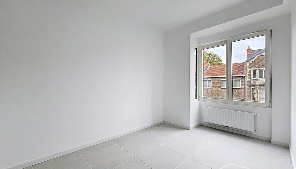 Op de derde verdieping van een recent gerenoveerd gebouw bevindt zich dit volledig vernieuwde appartement met een zonnig terras van ca. 5m². De ligging is ideaal: vlak bij Pulhof, de Universiteit Antwerpen en alle belangrijke invalswegen.
De oplevering i