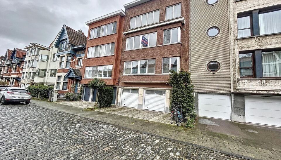 Op de derde verdieping van een recent gerenoveerd gebouw bevindt zich dit volledig vernieuwde appartement met een zonnig terras van ca. 5m². De ligging is ideaal: vlak bij Pulhof, de Universiteit Antwerpen en alle belangrijke invalswegen.
De oplevering i