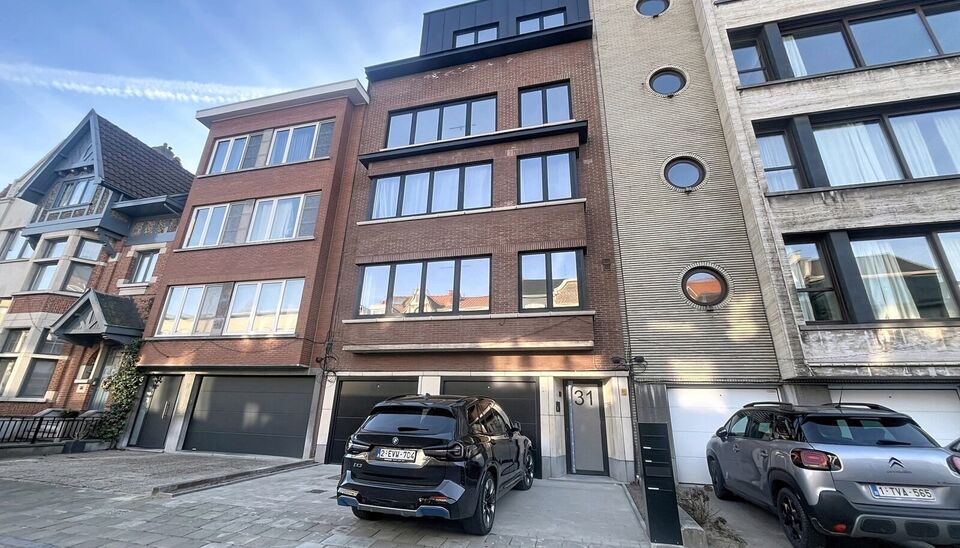 Op de vierde verdieping van een recent gerenoveerd gebouw bevindt zich dit volledig vernieuwde appartement met een zonnig terras van ca. 4m&sup2;. De ligging is ideaal: vlak bij Pulhof, de Universiteit Antwerpen en alle belangrijke invalswegen.
Bij het binnen