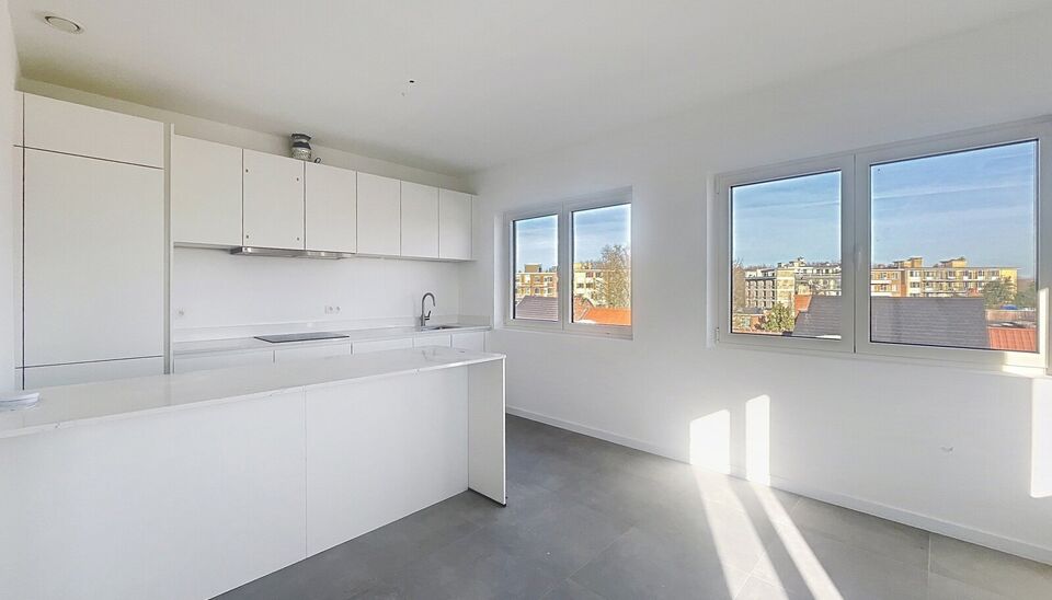 Op de vierde verdieping van een recent gerenoveerd gebouw bevindt zich dit volledig vernieuwde appartement met een zonnig terras van ca. 4m&sup2;. De ligging is ideaal: vlak bij Pulhof, de Universiteit Antwerpen en alle belangrijke invalswegen.
Bij het binnen