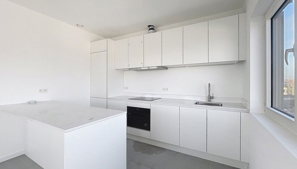 Op de vierde verdieping van een recent gerenoveerd gebouw bevindt zich dit volledig vernieuwde appartement met een zonnig terras van ca. 4m&sup2;. De ligging is ideaal: vlak bij Pulhof, de Universiteit Antwerpen en alle belangrijke invalswegen.
Bij het binnen