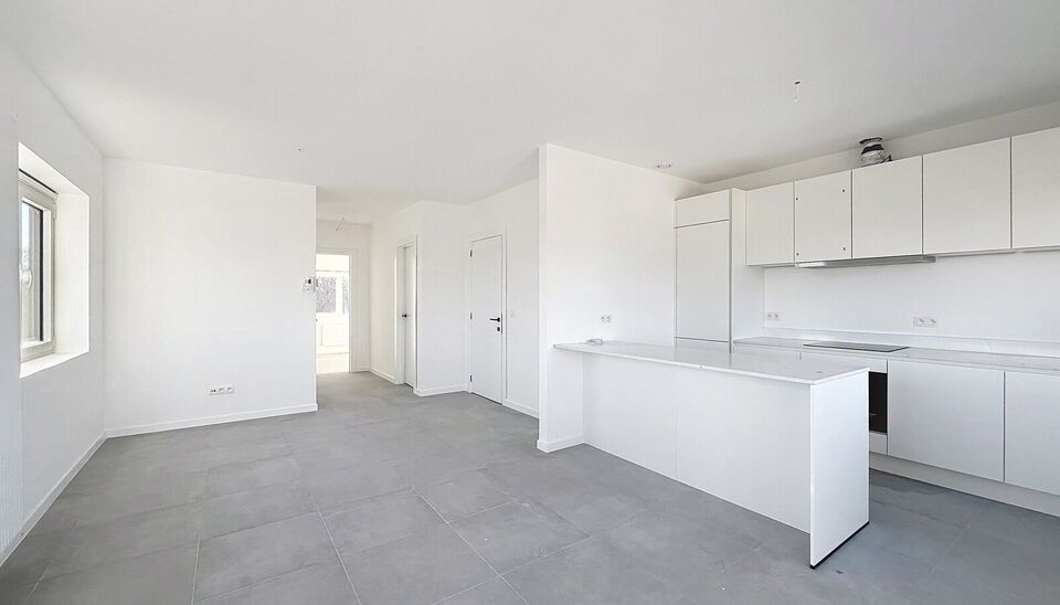 Op de vierde verdieping van een recent gerenoveerd gebouw bevindt zich dit volledig vernieuwde appartement met een zonnig terras van ca. 4m&sup2;. De ligging is ideaal: vlak bij Pulhof, de Universiteit Antwerpen en alle belangrijke invalswegen.
Bij het binnen