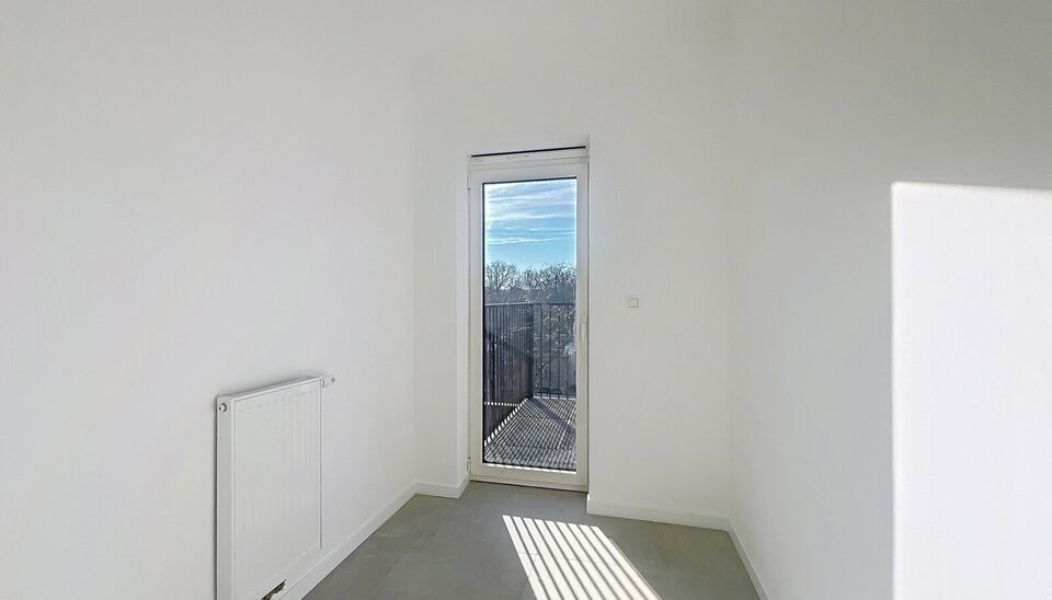 Op de vierde verdieping van een recent gerenoveerd gebouw bevindt zich dit volledig vernieuwde appartement met een zonnig terras van ca. 4m&sup2;. De ligging is ideaal: vlak bij Pulhof, de Universiteit Antwerpen en alle belangrijke invalswegen.
Bij het binnen