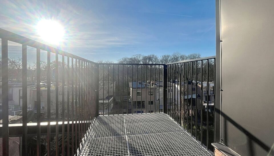 Op de vierde verdieping van een recent gerenoveerd gebouw bevindt zich dit volledig vernieuwde appartement met een zonnig terras van ca. 4m&sup2;. De ligging is ideaal: vlak bij Pulhof, de Universiteit Antwerpen en alle belangrijke invalswegen.
Bij het binnen
