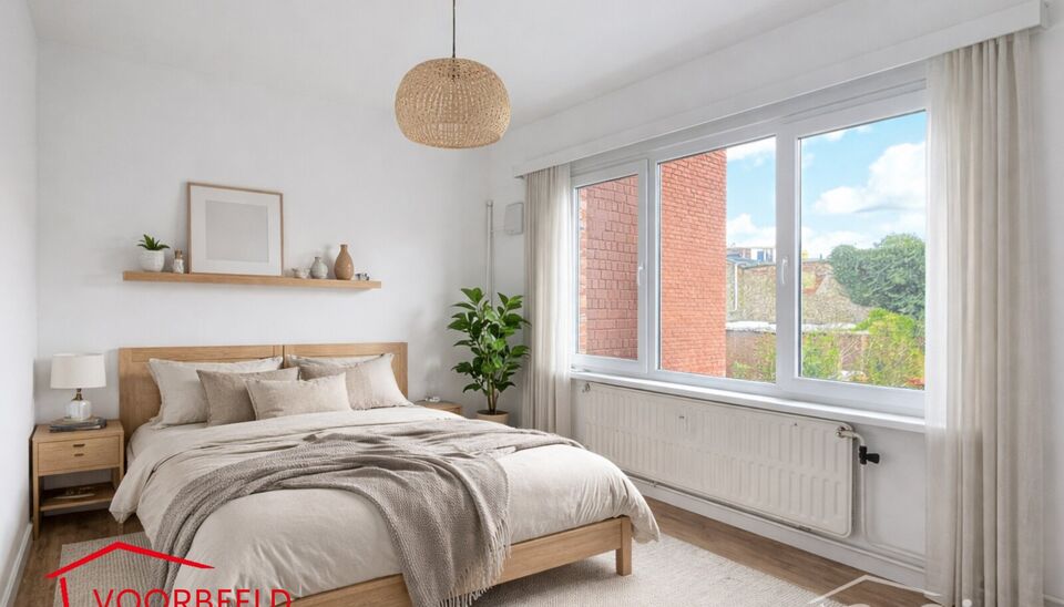 Licht appartement op wandelafstand van het Te Boelaarpark en diverse winkels.
De inkomhal leidt naar de woon- en eetkamer (ca. 23 m&sup2;) met laminaatvloer, aansluitend aan de praktische hoekkeuken. Het appartement beschikt over 2 slaapkamers (ca. 13 m&sup2; - 5