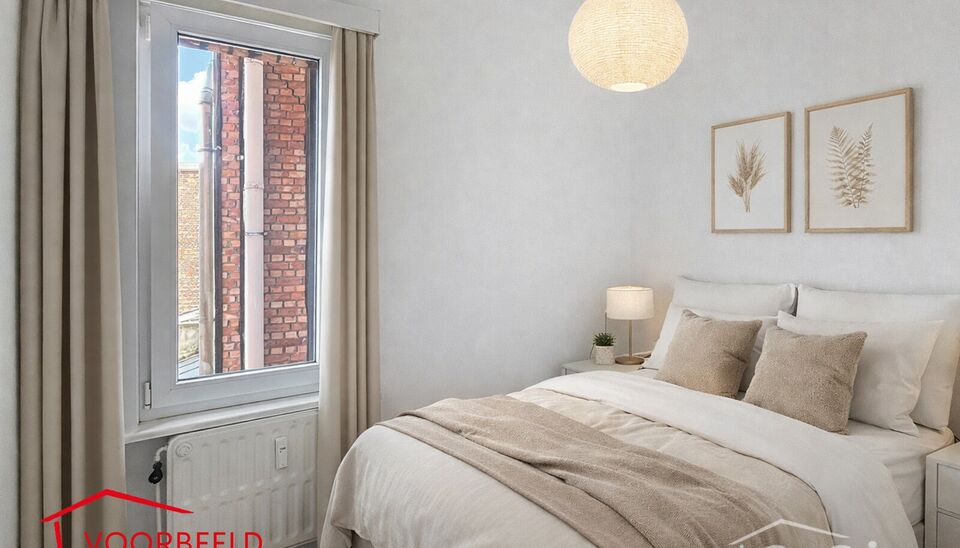 Licht appartement op wandelafstand van het Te Boelaarpark en diverse winkels.
De inkomhal leidt naar de woon- en eetkamer (ca. 23 m&sup2;) met laminaatvloer, aansluitend aan de praktische hoekkeuken. Het appartement beschikt over 2 slaapkamers (ca. 13 m&sup2; - 5