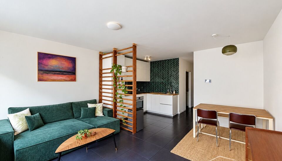 Ontdek dit sfeervol en volledig bemeubeld appartement met 2 slaapkamers, ideaal gelegen op een centrale locatie nabij tal van winkels, gezellige bakkers en De Roma. Dankzij de uitstekende ligging bevinden alle dagelijkse voorzieningen zich op wandelafstan