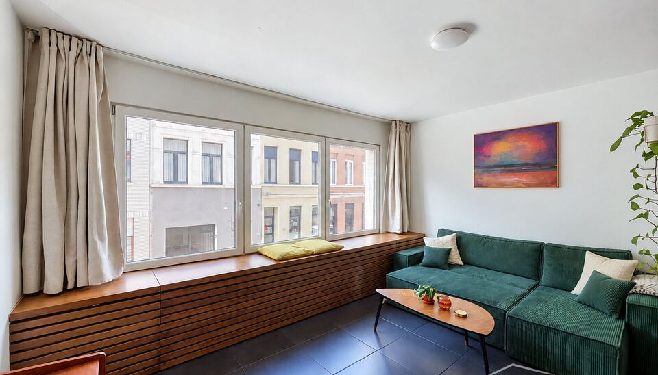 Ontdek dit sfeervol en volledig bemeubeld appartement met 2 slaapkamers, ideaal gelegen op een centrale locatie nabij tal van winkels, gezellige bakkers en De Roma. Dankzij de uitstekende ligging bevinden alle dagelijkse voorzieningen zich op wandelafstan