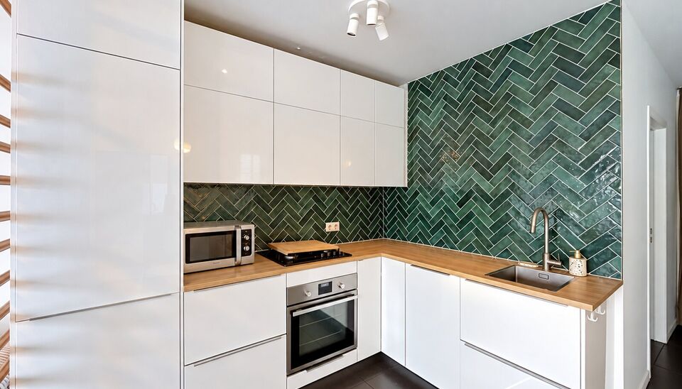 Ontdek dit sfeervol en volledig bemeubeld appartement met 2 slaapkamers, ideaal gelegen op een centrale locatie nabij tal van winkels, gezellige bakkers en De Roma. Dankzij de uitstekende ligging bevinden alle dagelijkse voorzieningen zich op wandelafstan