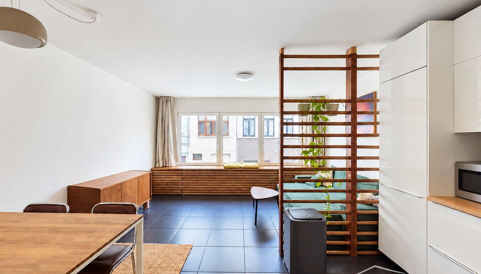 Ontdek dit sfeervol en volledig bemeubeld appartement met 2 slaapkamers, ideaal gelegen op een centrale locatie nabij tal van winkels, gezellige bakkers en De Roma. Dankzij de uitstekende ligging bevinden alle dagelijkse voorzieningen zich op wandelafstan