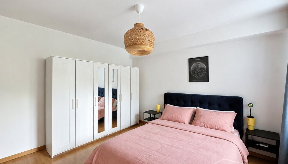 Ontdek dit sfeervol en volledig bemeubeld appartement met 2 slaapkamers, ideaal gelegen op een centrale locatie nabij tal van winkels, gezellige bakkers en De Roma. Dankzij de uitstekende ligging bevinden alle dagelijkse voorzieningen zich op wandelafstan