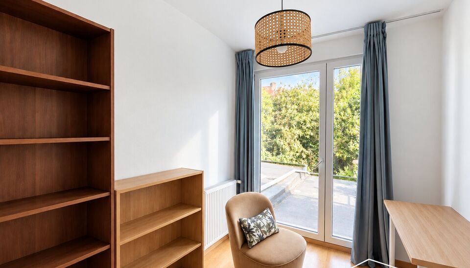 Ontdek dit sfeervol en volledig bemeubeld appartement met 2 slaapkamers, ideaal gelegen op een centrale locatie nabij tal van winkels, gezellige bakkers en De Roma. Dankzij de uitstekende ligging bevinden alle dagelijkse voorzieningen zich op wandelafstan