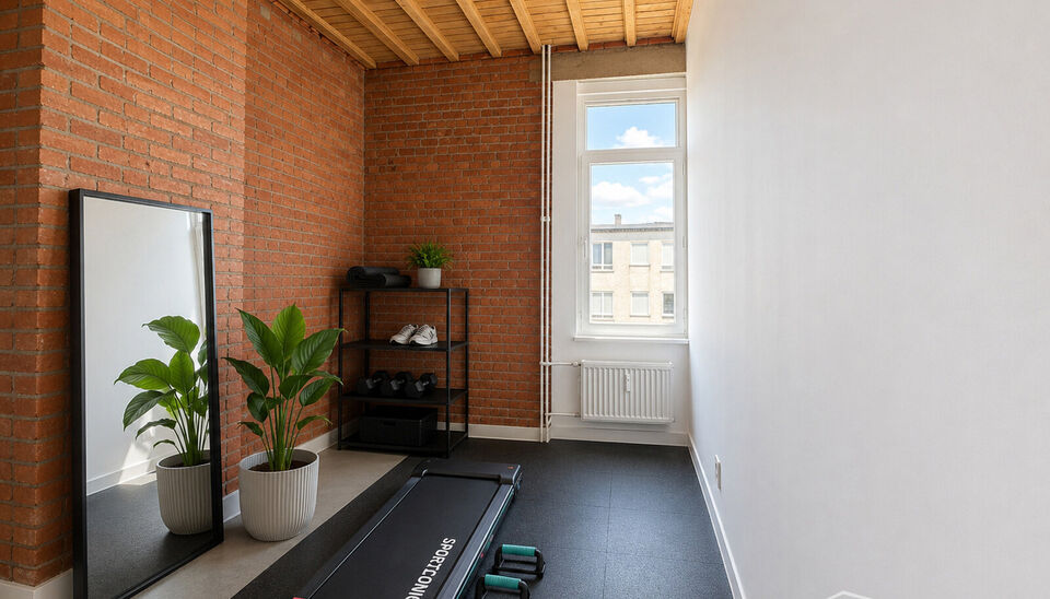 Appartement op wandelafstand van Te Boelaarpark in een kleinschalig gebouw met lift. 
Een ruime leefruimte is voorzien aan straatkant met aansluitend de keuken voorzien van vuur, lavabo en koelkast met vriesvak. 
De ruime slaapkamer (ca 22m&sup2;) is aangeslo