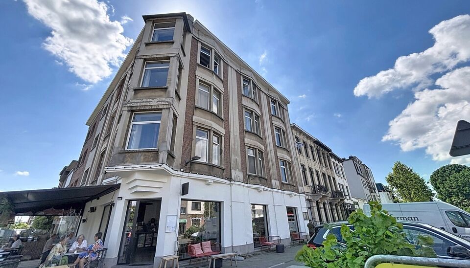 Appartement op wandelafstand van Te Boelaarpark in een kleinschalig gebouw met lift. 
Een ruime leefruimte is voorzien aan straatkant met aansluitend de keuken voorzien van vuur, lavabo en koelkast met vriesvak. 
De ruime slaapkamer (ca 22m&sup2;) is aangeslo