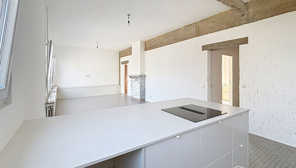 Dit aangename appartement bevindt zich op de eerste verdieping van een kleinschalig gebouw met lift, op een uitstekende ligging op wandelafstand van het Te Boelaarpark.
Via de inkomhal met vestiaire betreedt u de woning. De lichtrijke leefruimte geniet da