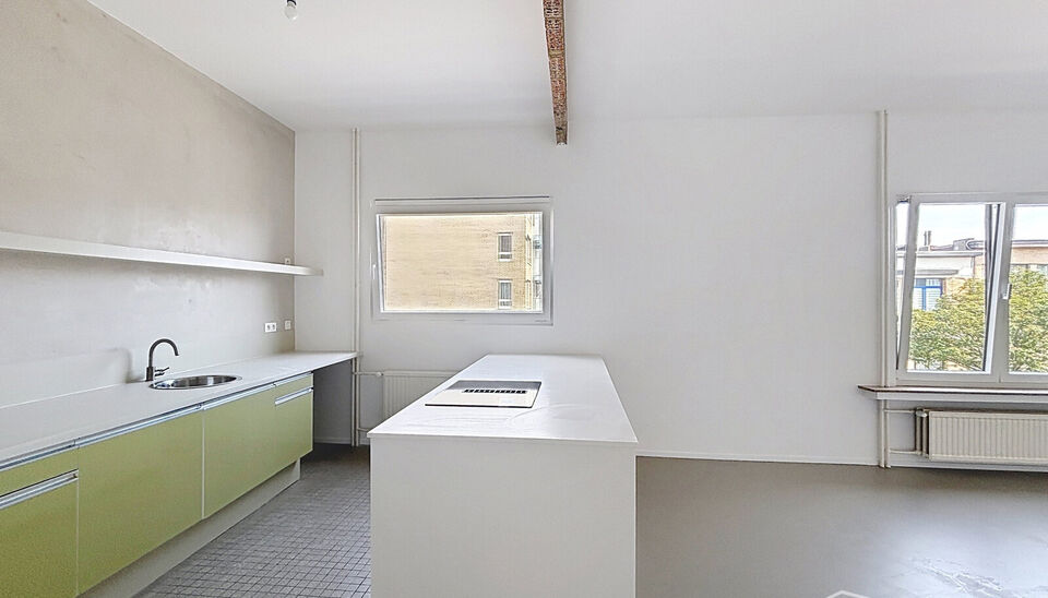 Dit aangename appartement bevindt zich op de eerste verdieping van een kleinschalig gebouw met lift, op een uitstekende ligging op wandelafstand van het Te Boelaarpark.
Via de inkomhal met vestiaire betreedt u de woning. De lichtrijke leefruimte geniet da