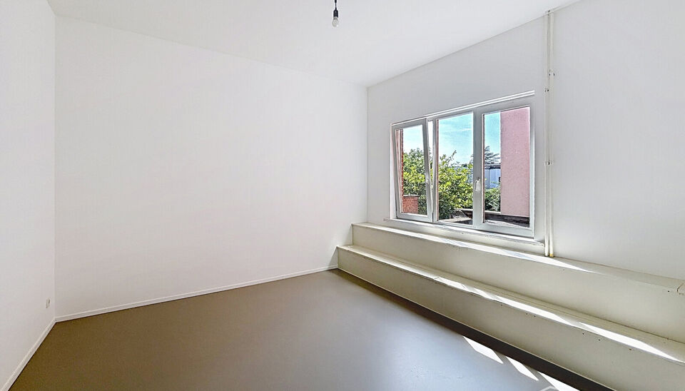 Dit aangename appartement bevindt zich op de eerste verdieping van een kleinschalig gebouw met lift, op een uitstekende ligging op wandelafstand van het Te Boelaarpark.
Via de inkomhal met vestiaire betreedt u de woning. De lichtrijke leefruimte geniet da