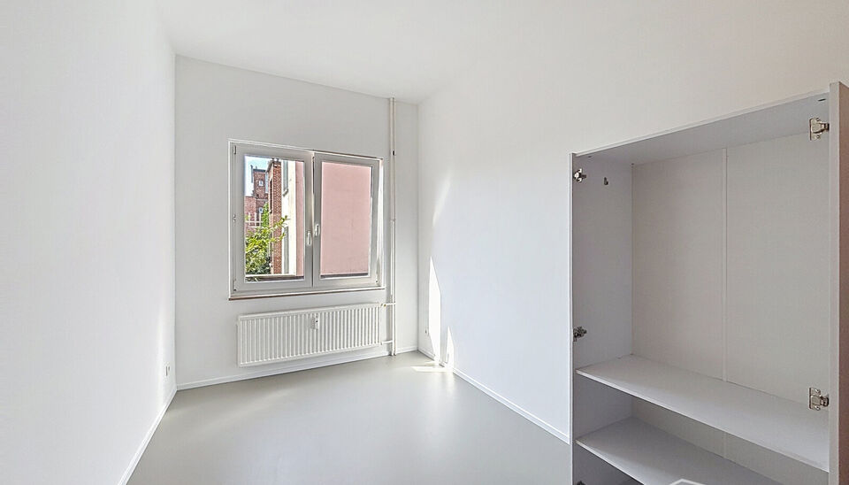 Dit aangename appartement bevindt zich op de eerste verdieping van een kleinschalig gebouw met lift, op een uitstekende ligging op wandelafstand van het Te Boelaarpark.
Via de inkomhal met vestiaire betreedt u de woning. De lichtrijke leefruimte geniet da
