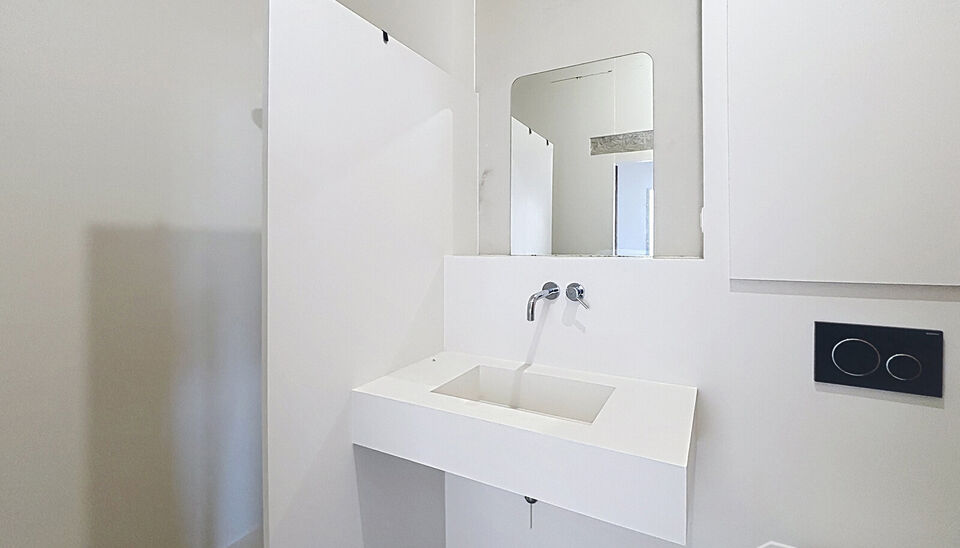 Dit aangename appartement bevindt zich op de eerste verdieping van een kleinschalig gebouw met lift, op een uitstekende ligging op wandelafstand van het Te Boelaarpark.
Via de inkomhal met vestiaire betreedt u de woning. De lichtrijke leefruimte geniet da