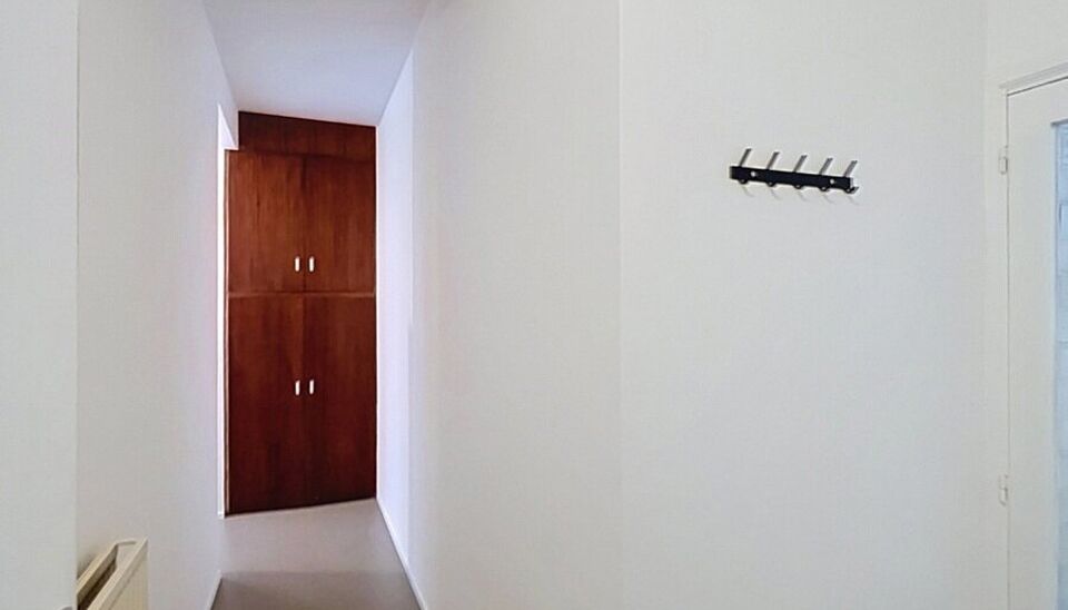 Dit aangename appartement bevindt zich op de eerste verdieping van een kleinschalig gebouw met lift, op een uitstekende ligging op wandelafstand van het Te Boelaarpark.
Via de inkomhal met vestiaire betreedt u de woning. De lichtrijke leefruimte geniet da