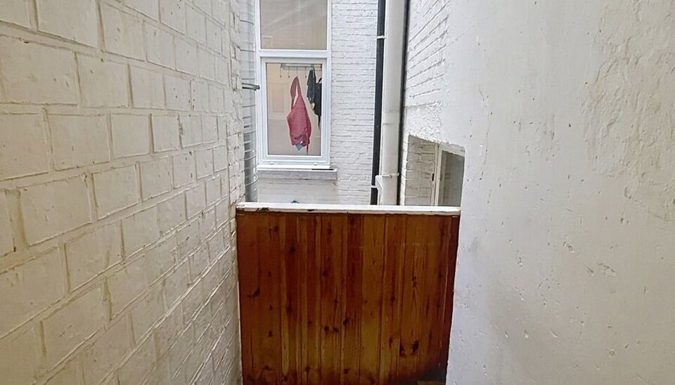 Dit aangename appartement bevindt zich op de eerste verdieping van een kleinschalig gebouw met lift, op een uitstekende ligging op wandelafstand van het Te Boelaarpark.
Via de inkomhal met vestiaire betreedt u de woning. De lichtrijke leefruimte geniet da