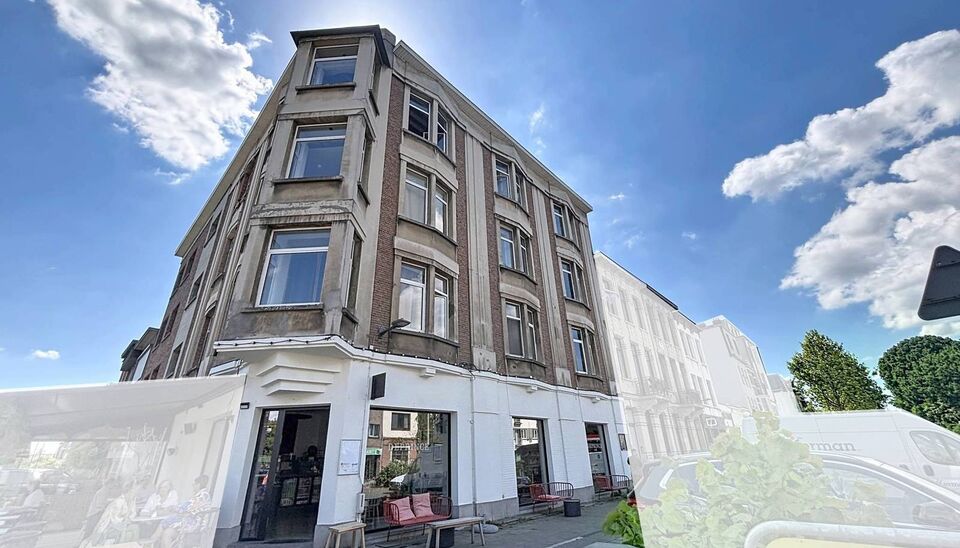 Dit aangename appartement bevindt zich op de eerste verdieping van een kleinschalig gebouw met lift, op een uitstekende ligging op wandelafstand van het Te Boelaarpark.
Via de inkomhal met vestiaire betreedt u de woning. De lichtrijke leefruimte geniet da