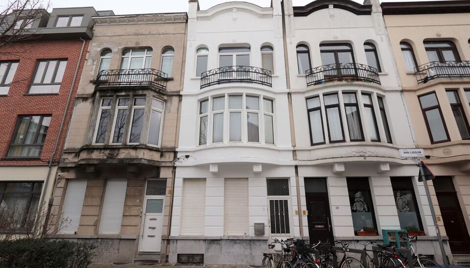 Dit aangename &eacute;&eacute;nslaapkamerappartement op de tweede verdieping beschikt over een lichtrijke leefruimte van ca. 22 m&sup2; met aansluitend een open keuken. De keuken is uitgerust met een microgolfoven, gasfornuis, dampkap en koelkast met vriesvak.
De ruime s
