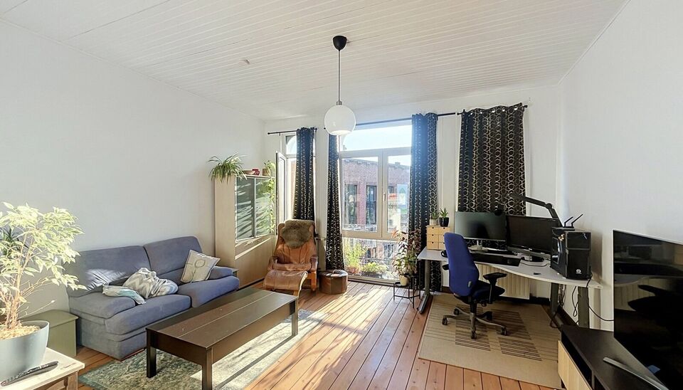 Dit aangename &eacute;&eacute;nslaapkamerappartement op de tweede verdieping beschikt over een lichtrijke leefruimte van ca. 22 m&sup2; met aansluitend een open keuken. De keuken is uitgerust met een microgolfoven, gasfornuis, dampkap en koelkast met vriesvak.
De ruime s