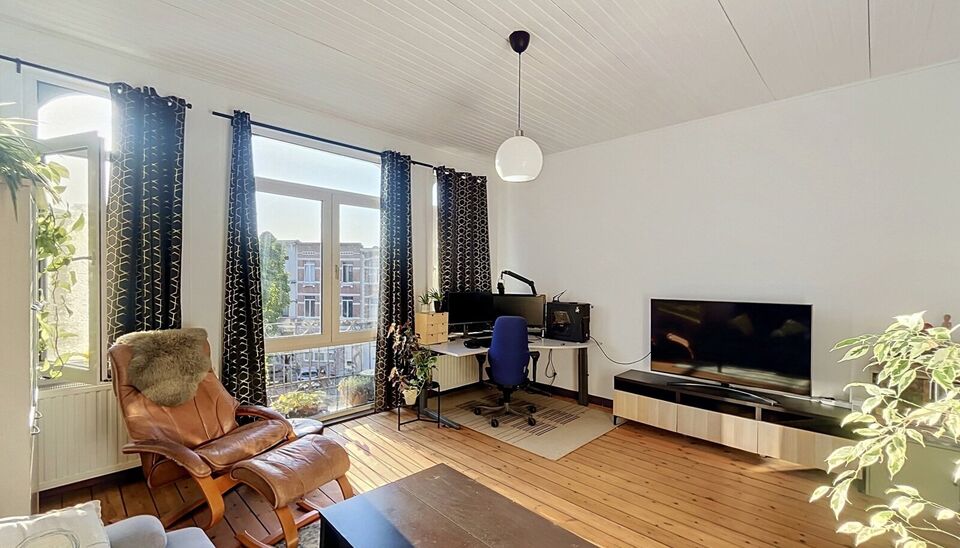 Dit aangename &eacute;&eacute;nslaapkamerappartement op de tweede verdieping beschikt over een lichtrijke leefruimte van ca. 22 m&sup2; met aansluitend een open keuken. De keuken is uitgerust met een microgolfoven, gasfornuis, dampkap en koelkast met vriesvak.
De ruime s