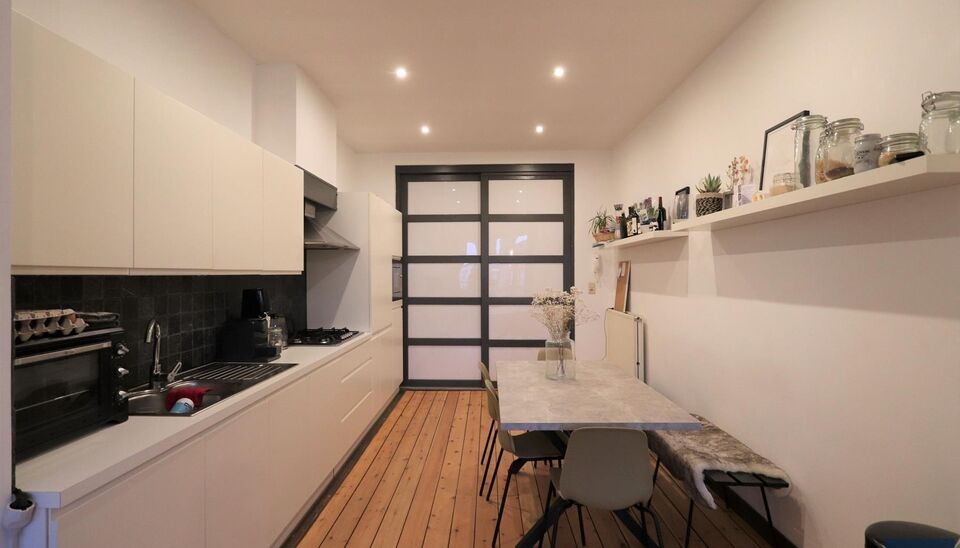 Dit aangename &eacute;&eacute;nslaapkamerappartement op de tweede verdieping beschikt over een lichtrijke leefruimte van ca. 22 m&sup2; met aansluitend een open keuken. De keuken is uitgerust met een microgolfoven, gasfornuis, dampkap en koelkast met vriesvak.
De ruime s