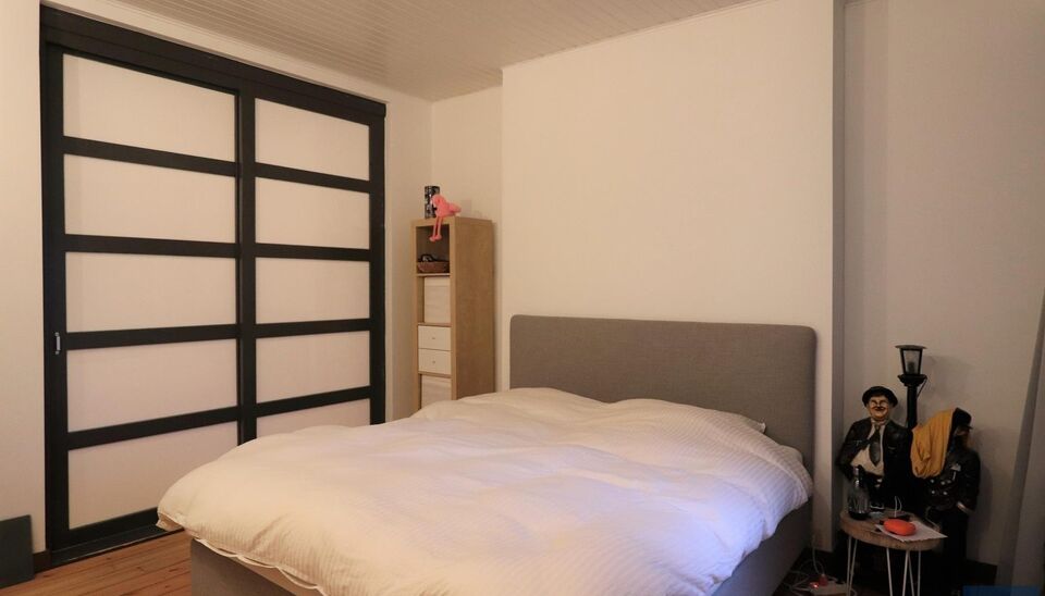 Dit aangename &eacute;&eacute;nslaapkamerappartement op de tweede verdieping beschikt over een lichtrijke leefruimte van ca. 22 m&sup2; met aansluitend een open keuken. De keuken is uitgerust met een microgolfoven, gasfornuis, dampkap en koelkast met vriesvak.
De ruime s