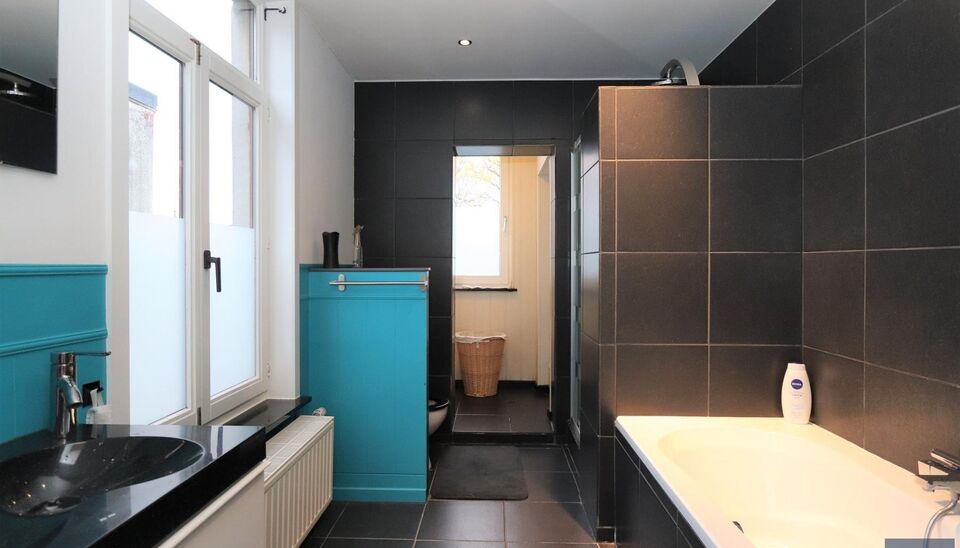 Dit aangename &eacute;&eacute;nslaapkamerappartement op de tweede verdieping beschikt over een lichtrijke leefruimte van ca. 22 m&sup2; met aansluitend een open keuken. De keuken is uitgerust met een microgolfoven, gasfornuis, dampkap en koelkast met vriesvak.
De ruime s