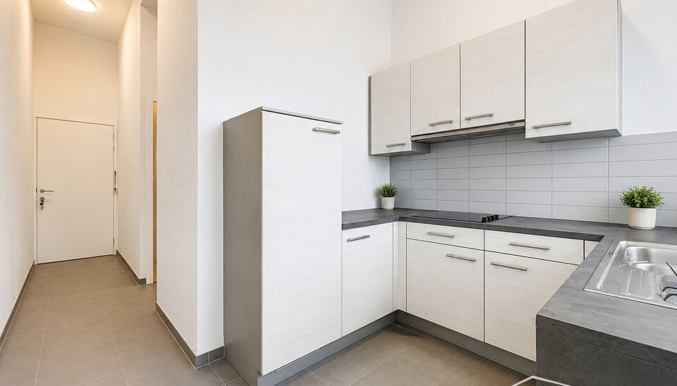 Twee slaapkamer appartement met lift. Via de gang komen we rechtstreeks in de ruime lichtrijke woonkamer op keramische tegelvloer (ca.34m&sup2;) met aansluitend de ingerichte keuken  (ca 8m&sup2; ) met koelkast, keramisch kookvuur, dampkap, ingebouwde vaatwasmach