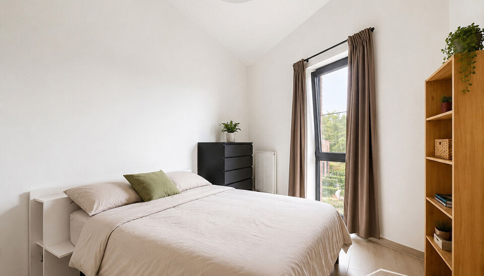 Twee slaapkamer appartement met lift. Via de gang komen we rechtstreeks in de ruime lichtrijke woonkamer op keramische tegelvloer (ca.34m&sup2;) met aansluitend de ingerichte keuken  (ca 8m&sup2; ) met koelkast, keramisch kookvuur, dampkap, ingebouwde vaatwasmach