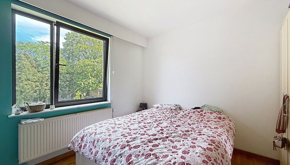 Ruim en lichtrijk appartement op wandelafstand van het Veltwijckpark en het waterkasteel. Ruime en lichtrijke eet- en woonkamer (ca. 35 m&sup2;) op keramische tegelvloer met half open ingerichte keuken en voorzien van keramische kookplaat en dampkap, koelkast