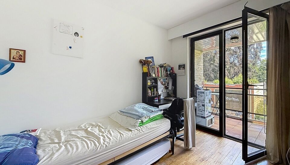Ruim en lichtrijk appartement op wandelafstand van het Veltwijckpark en het waterkasteel. Ruime en lichtrijke eet- en woonkamer (ca. 35 m&sup2;) op keramische tegelvloer met half open ingerichte keuken en voorzien van keramische kookplaat en dampkap, koelkast