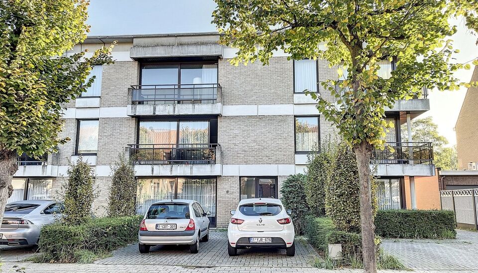 Ruim en lichtrijk appartement op wandelafstand van het Veltwijckpark en het waterkasteel. Ruime en lichtrijke eet- en woonkamer (ca. 35 m&sup2;) op keramische tegelvloer met half open ingerichte keuken en voorzien van keramische kookplaat en dampkap, koelkast