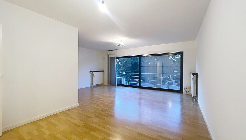 Perfect onderhouden appartement met twee slaapkamers aan de Ringlaan in Merksem. Bij binnenkomst heb je een aparte hal met  gastentoilet. De ruime woon- en eetkamer (ca. 22 m²) met aansluitend de half open luxueuze keuken (ca.6m²) is uitgerust met een g