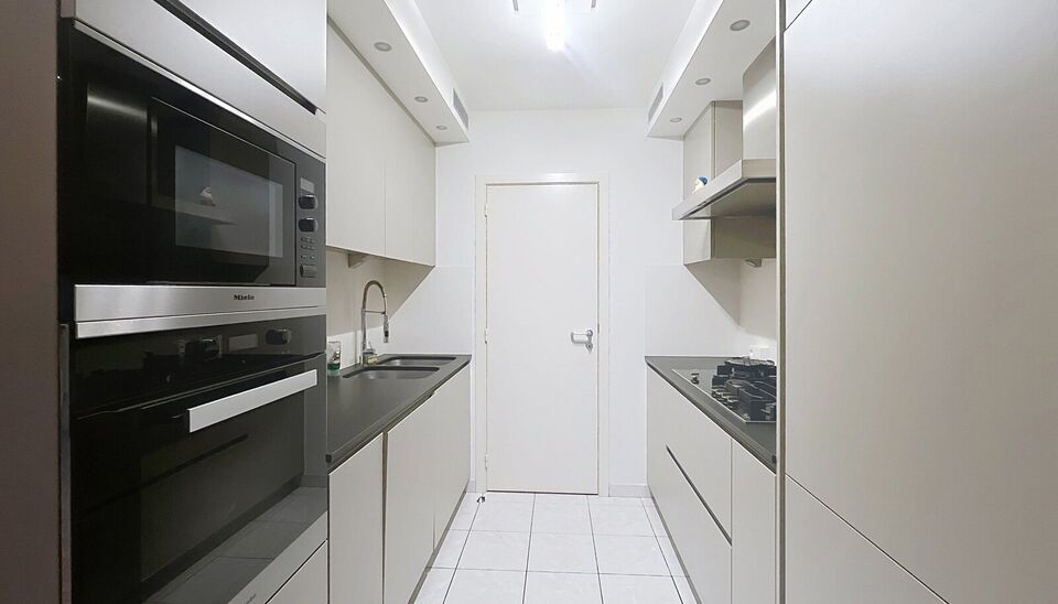 Perfect onderhouden appartement met twee slaapkamers aan de Ringlaan in Merksem. Bij binnenkomst heb je een aparte hal met  gastentoilet. De ruime woon- en eetkamer (ca. 22 m²) met aansluitend de half open luxueuze keuken (ca.6m²) is uitgerust met een g
