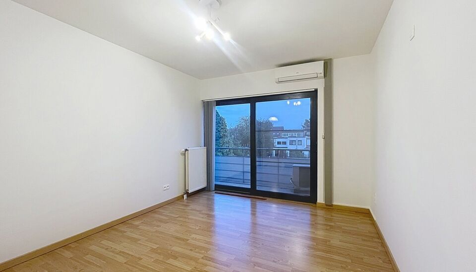 Perfect onderhouden appartement met twee slaapkamers aan de Ringlaan in Merksem. Bij binnenkomst heb je een aparte hal met  gastentoilet. De ruime woon- en eetkamer (ca. 22 m²) met aansluitend de half open luxueuze keuken (ca.6m²) is uitgerust met een g